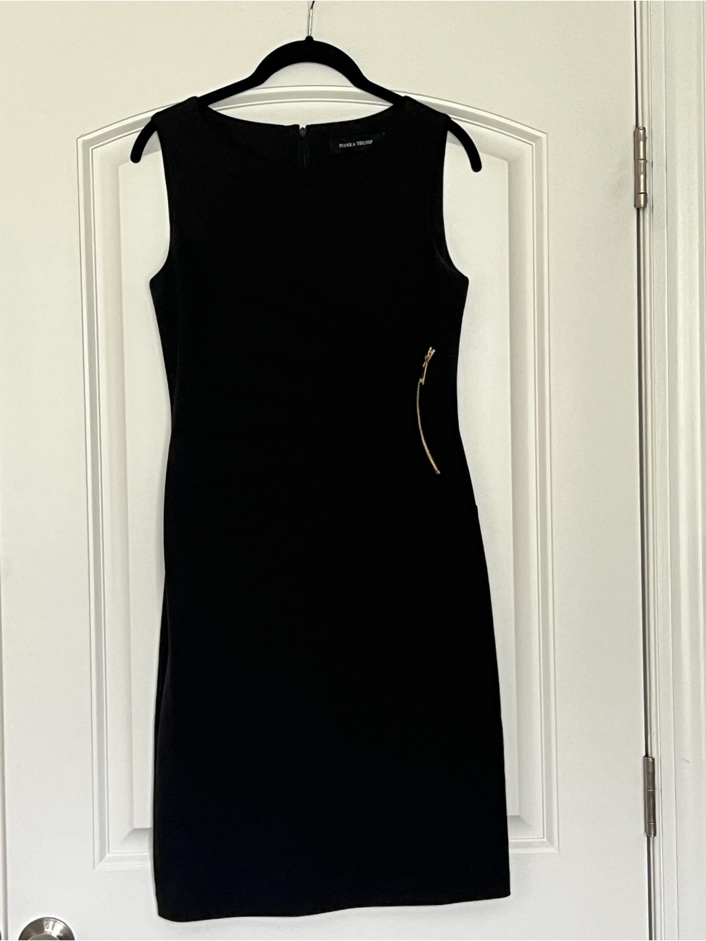 Ivanka Trump Black Sleeveless Sunburst Knee Length Sheath Dress Size 2